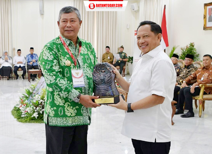 Bupati saat menerima penghargaan Paritrana yang berikan oleh Kemendagri